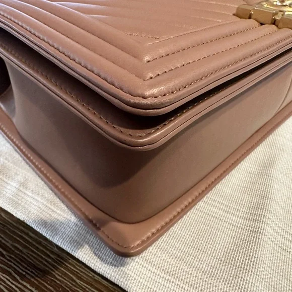 CHANEL AUTHENTIC, Chanel Medium Boy Bag - Picture 6 of 17